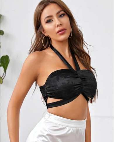 כוכבות עם אותה פסקה של קיץ חוצה גבולות וגופיה של נשים אמריקאיות עם צווארון דק