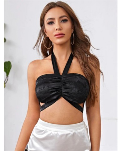 כוכבות עם אותה פסקה של קיץ חוצה גבולות וגופיה של נשים אמריקאיות עם צווארון דק