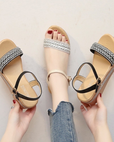 كعكة إسفنجية جديدة صيفية سميكة مع حذاء كاجوال بإبزيم منحدر بكعب منخفض