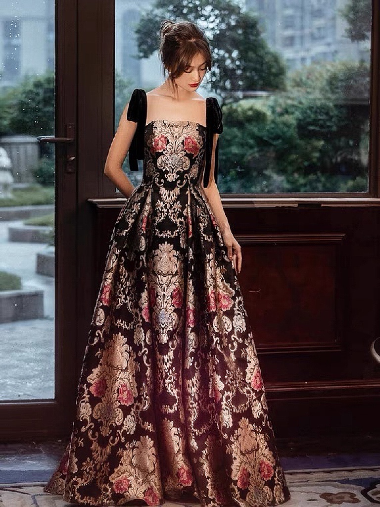 425-Embroidered Vintage Evening Dresses Spaghetti Strap Luxury Black  Floral Celebrity Party Night Arabic Formal Prom Gowns 2-Description
